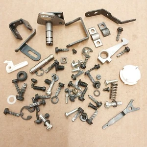 Lote de piezas de máquina de coser Singer 2517C tornillos soportes esfera resortes etc. - Imagen 1 de 5