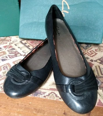 Zapatillas bailarina Clarks de charol negro con acento de gamuza talla 8,5 M Foto 1 de 4