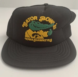 Neu ohne Etikett neu Iowa Hawkeyes 1983 Gator Bowl Mütze Druckknopflasche Football Florida Deadstock - Bild 1 von 6