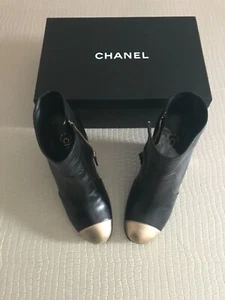 CHANEL DAMENSTIEFEL NR. 37 ITALIENISCHE FARBE SCHWARZES UND GOLDENES LEDER - Bild 1 von 24