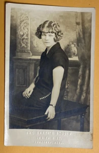 POSTAL VINTAGE EN BLANCO Y NEGRO / THE SAARI'S STUDIO 104 S G ST ABERDEEN WA - Imagen 1 de 5