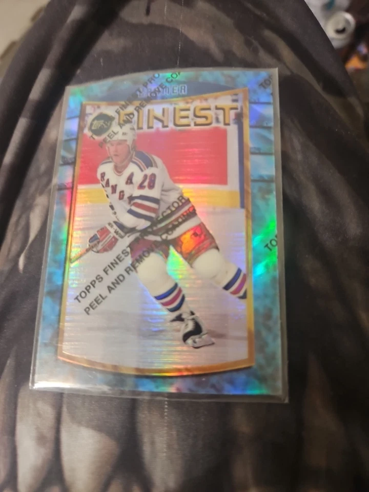 1994-95 Finest #63  Steve LARMER Refractor - Image 1 of 3