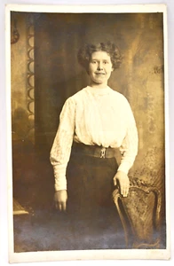 Antik - Anfang 1900 RPPC - Echtfoto Postkarte - Frau posiert / Viktorianischer Stuhl - Bild 1 von 2