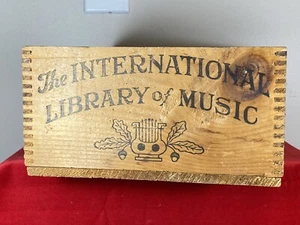 Caja de madera vintage ""The International Library of Music"" ~ esquinas conjuntas de dedos - Imagen 1 de 8