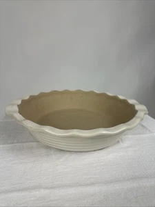 Piatto Torta Pampered Chef Family Heritage Gres Avorio 9" Smerlato Profondo - Foto 1 di 6