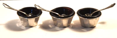 ЛОТ из 3 ОТДЕЛЬНЫХ СОЛОНОК ИЗ ЧИСТОГО СЕРЕБРА с ЛОЖКАМИ ИЗ ЧИСТОГО СЕРЕБРА И СТЕКЛОМ - Изображение 1 из 4