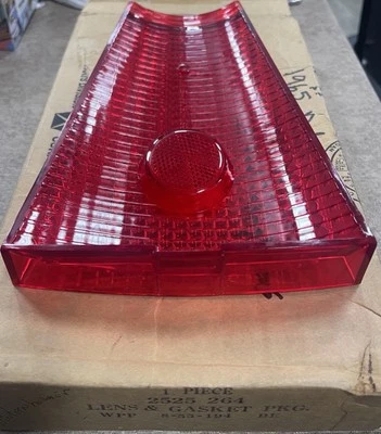 Lente de lámpara trasera derecha Dodge Polara y Dodge 880 Mopar 1965 nuevo de lote Foto 1 de 4