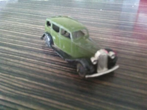 A DINKY VAUXHALL SALOON NO 30D - Picture 1 of 4