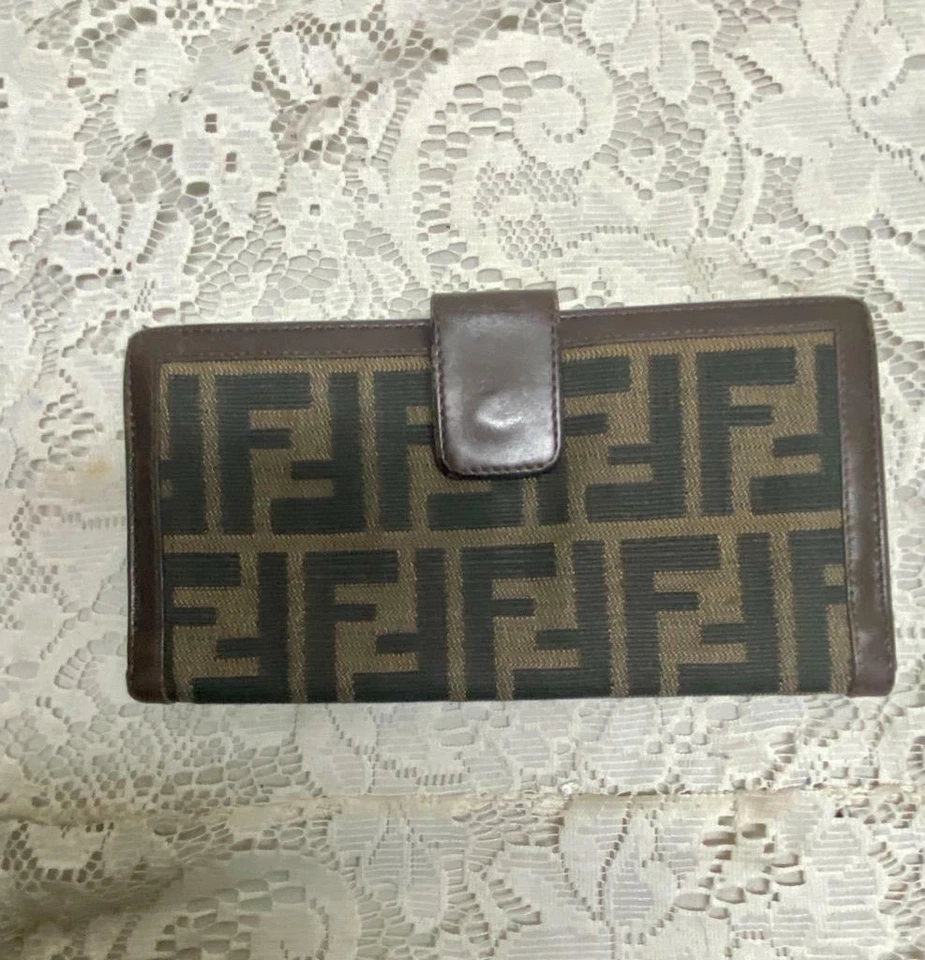 Autêntica Carteira Longa Fendi Marrom Zucca Tripla 7,5 polegadas x 4 polegadas (O0322) - Imagem 1 de 4