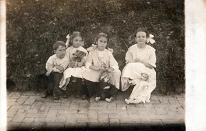 Vier Kinder, ein Teddybär und zwei Puppen Echtfoto Postkarte rppc - Bild 1 von 2