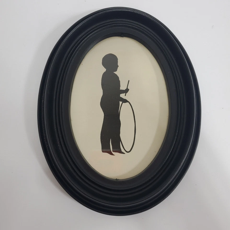Silhueta oval vintage emoldurada arte menino segurando aro e vara moldura preta - Imagem 1 de 4