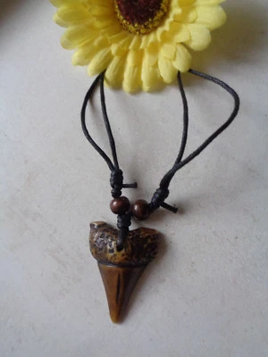 Außergewöhnliche Kette Wachsband   "Haifischzahn" braun - Bild 1 von 2