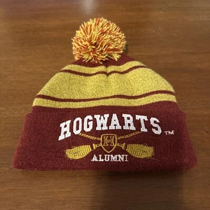 Harry Potter Hogwarts Alumni Beanie Knit One Size Red Gold Striped Pom Pom Hat - Picture 1 of 5