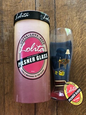 Vidrio Lolita Santa Bárbara Diseño Chicos Control Remoto Pilsner Alto Cerveza Hombre Cueva Nuevo en Caja Foto 1 de 4