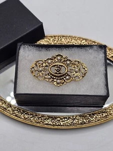 Spilla Vintage Ornata Tono Oro Finta Perla Lavoro Aperto Gioielli Stile Art Nouveau - Foto 1 di 3