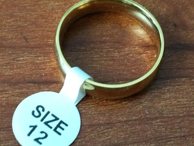 Alianza de boda de titanio enchapada en oro amarillo, talla 12 para hombre Foto 1 de 4