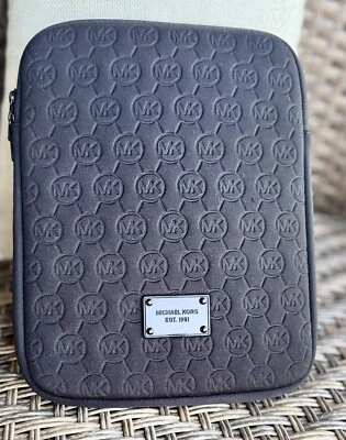 Michael Kors Negro Neopreno Acolchado Cierre con Cremallera iPad Tablet Estuche 8.5” W X 10” H Foto 1 de 4