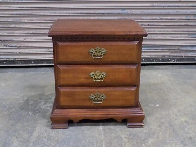 老式夜架茶几带三个抽屉萨姆特柜公司26英寸Hx24英寸Lx17英寸D — 第 1/4 张图片