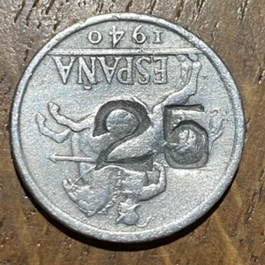 PIECE DE 10 CENTIMOS 1940 ESPAGNE SURCHARGÉE 25 et K (961) ATYPIQUE  - Picture 1 of 2
