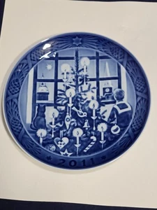 Royal Copenhagen 2011 Annual Christmas Plate "Waiting For Santa Claus" - Picture 1 of 6