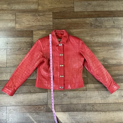 Jaqueta cropped Sharon Young feminina tamanho S vermelha couro sintético crocodilo em relevo #341014 - Imagem 1 de 4