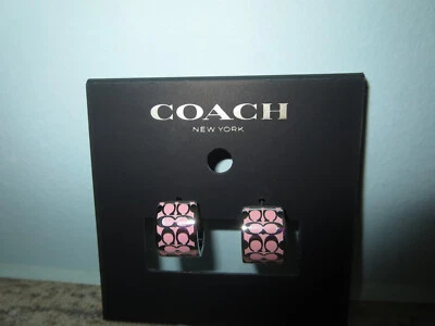PENDIENTES PERFORADOS COACH ROSA Y PLATA LOGO HUGGIE-C7770-$88 Foto 1 de 3