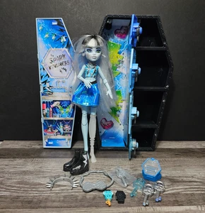 Monster High Skulltimate Secrets Fearidescent Frankie Stein Factory - Bild 1 von 9