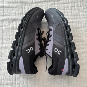 Zapatos deportivos para correr On Running Cloud Runner para mujer 10 morados - Imagen 1 de 9
