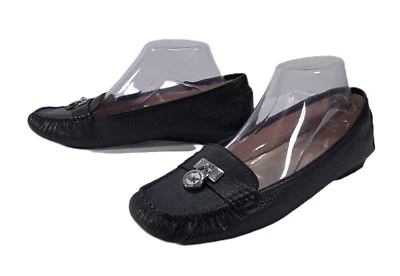 Mocasines planos Michael Kors para mujer 9,5 de cuero granulado negro con bloqueo colgante sin cordones Foto 1 de 4