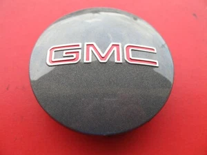 GMC ENVOY ACADIA (1) WHEEL RIM HUB CAP HUBCAP CENTER COVER PLUG USED OEM #13557 - Picture 1 of 2