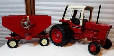 Tractor de juguete Ertl International Harvester 1/16 de colección con vagón de grano por gravedad  Foto 1 de 4