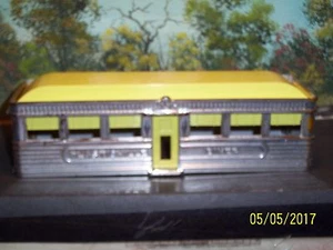 TECHO AMARILLO DE COMEDOR DE ALUMINIO SIMULADO DE EE. UU. PLASTICVILLE (SIN CAJA) - Imagen 1 de 4