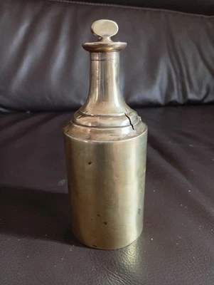 Ancien Flacon à Sels en Laiton ou Fiole d'Apothicaire à déterminer (métal fendu) - Photo 1/4