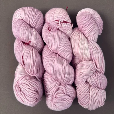 DE COLECCIÓN MADELINETOSH SUPER SOFT DK - 3 madejas "Rosa" SW Merino 231 yardas Nuevo de Lote Antiguo Foto 1 de 4