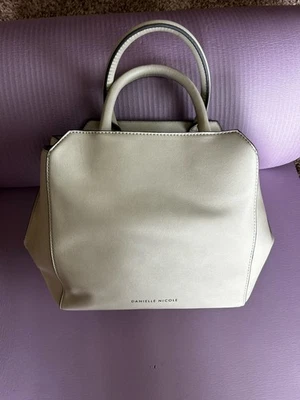 Nuevo con etiquetas Bolso de Mano Danielle Nicole Color Blanco Con Correa Foto 1 de 4