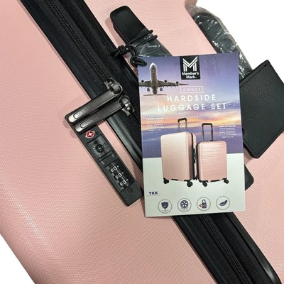 Juego de equipaje de mano y facturado Member's Mark de 2 piezas con cerradura rígida TSA, rosa Foto 1 de 4