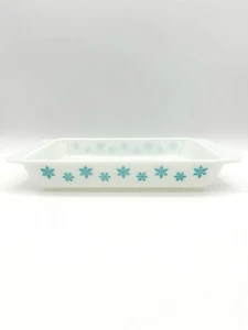 Pyrex Snowflake White/ Turquoise 548 - 1 1/4 Qt Rectangular Casserole, 11 3/8” - Picture 1 of 7