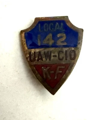 Pin de solapa Kaiser-Frayer 1947-55 UAW-CIO local 142 Detroit Michigan Willys AMC Foto 1 de 4
