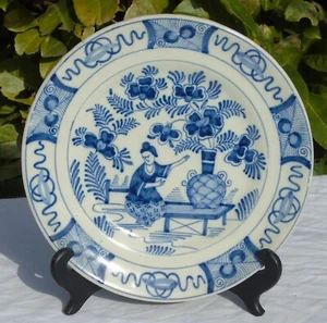 Delft - Assiette en faïence à décor en camaïeu de bleu, décor au chinois. XIXe s - Picture 1 of 3