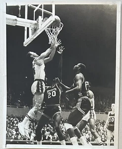 1965 Photo Type 1-Los Angeles Lakers Jerry West Reverse Layup vs Baltimore - Picture 1 of 2
