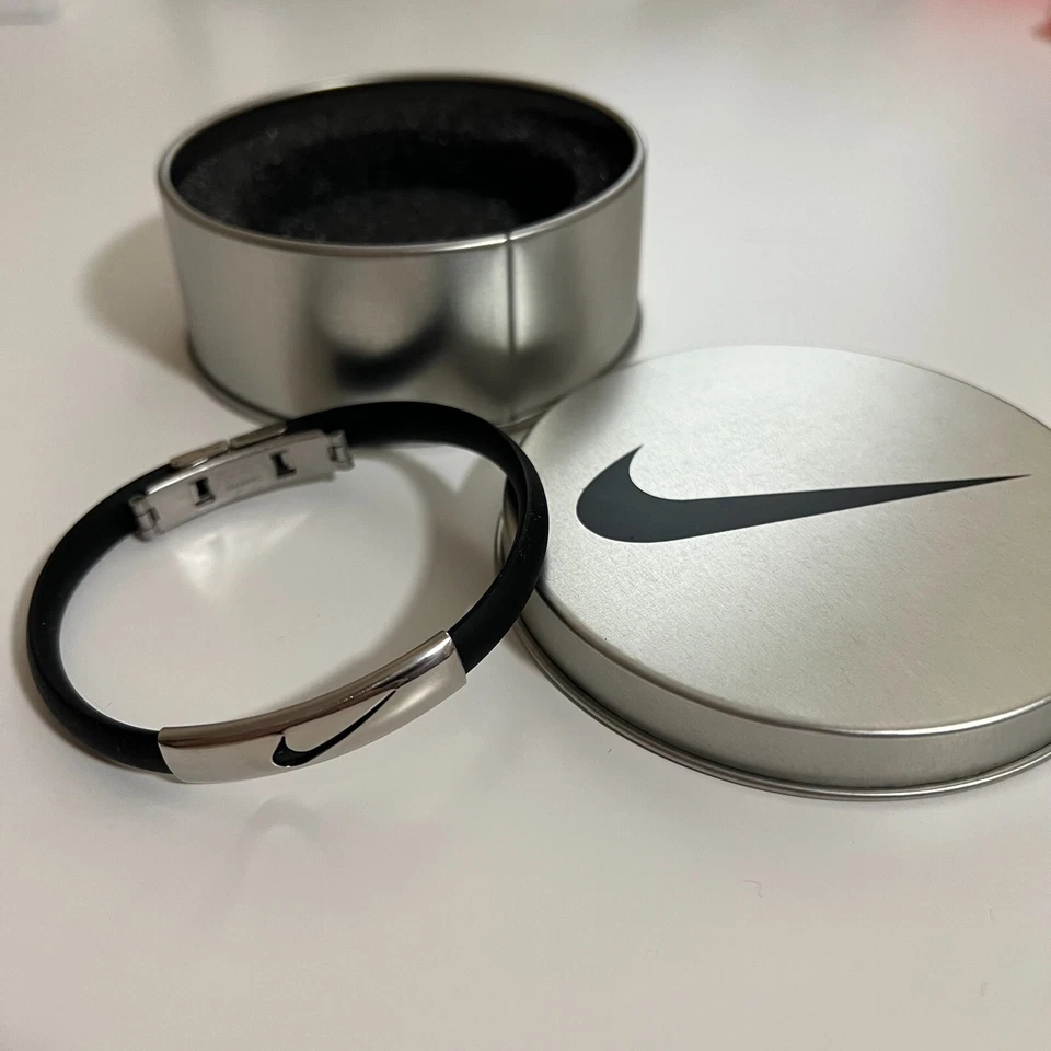 Pulsera ajustable de silicona One Nike con estuche de metal y lata Foto 1 de 4