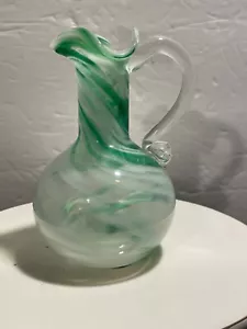 Jarra decorativa pequeña remolinada verde de vidrio artístico con mango de 5" - Imagen 1 de 6