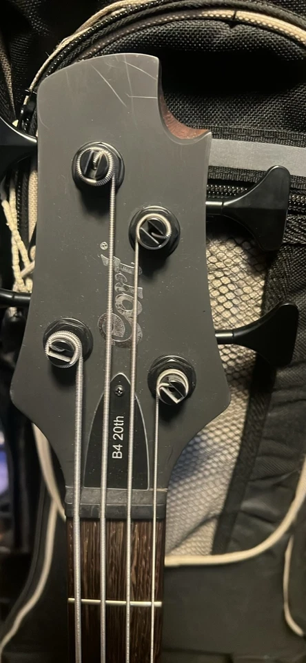 bajo eléctrico 4 cuerdas con amplificador Foto 1 de 4