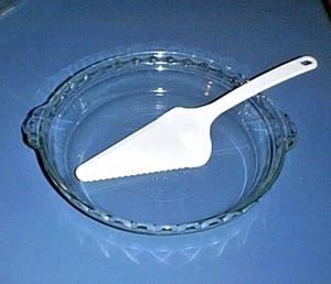 Plato de pastel con borde estriado de 9 1/2" PYREX Glass #229 y servidor blanco PYREX #3370 - Imagen 1 de 2