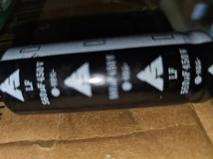 Condensadores electrolíticos radiales de aluminio 560 μF 450 V - Imagen 1 de 6