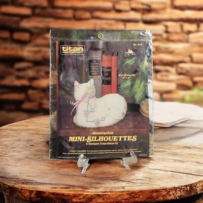 Kit de punto de cruz estampado de colección mini gato sentado 6"x8" mini siluetas titanio nuevo en stock  Foto 1 de 3