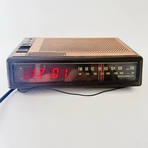 Vintage Magnavox D3620 AM/FM Digital Radiowecker Holzmaserung 80er Retro - Bild 1 von 9