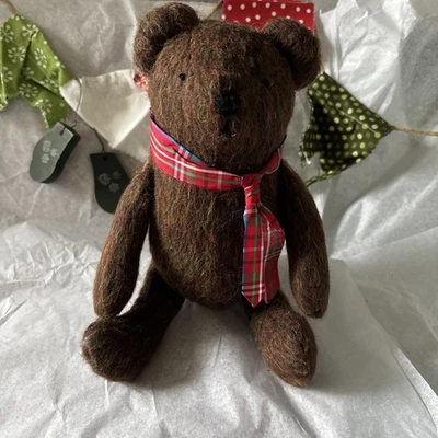 De Colección Oso de Peluche Marrón Oscuro Afeitado Fieltro Lana Cuadros Bufanda Botón Articulado Hecho a Mano Foto 1 de 4
