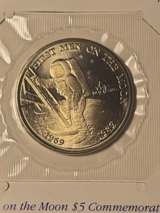 1989 First Man On The Moon Republic Of Marshall Islands $5 Commemorative Coin - Picture 1 of 4