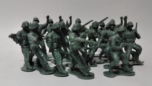 Lot of 18 Soft Plastic 2 inch Green army men